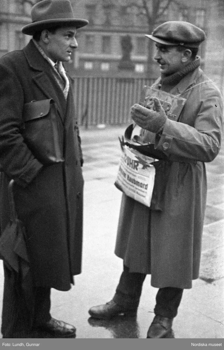 Motiv: Tyskland, Berlin, Tauentzienstrasse;
Exteriör av byggnad på natten med ljusskylt "Aschinger", nattbild av järnvägsstation, nattbild av gata med skyltar bland annat "Bar Restaurant Tanz Rio Rita", nattbild av gata med skyltfönster "Rosenthal", interiör med säng och sängbord med lampa, gatubild med två män som samtalar, gatubild i regn med en cyklistmed regncape, gatubild i regn med fotgängare och bilar, kvinnor arbetar vid en telefonväxel.

Motiv: Tyskland, Soc. dem. partikvinnor;
Ej kopierat.