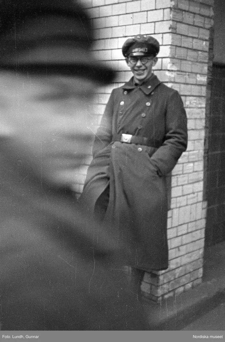 Motiv: Tyskland, Socialdem. partikvinnor;
Porträtt av en man i uniform "Reichsbannner".

Motiv: Tyskland, Socialdem. partikvinnor;
En man sopar skräp på gatan, en kvinna läser brev vid ett skrivbord.
