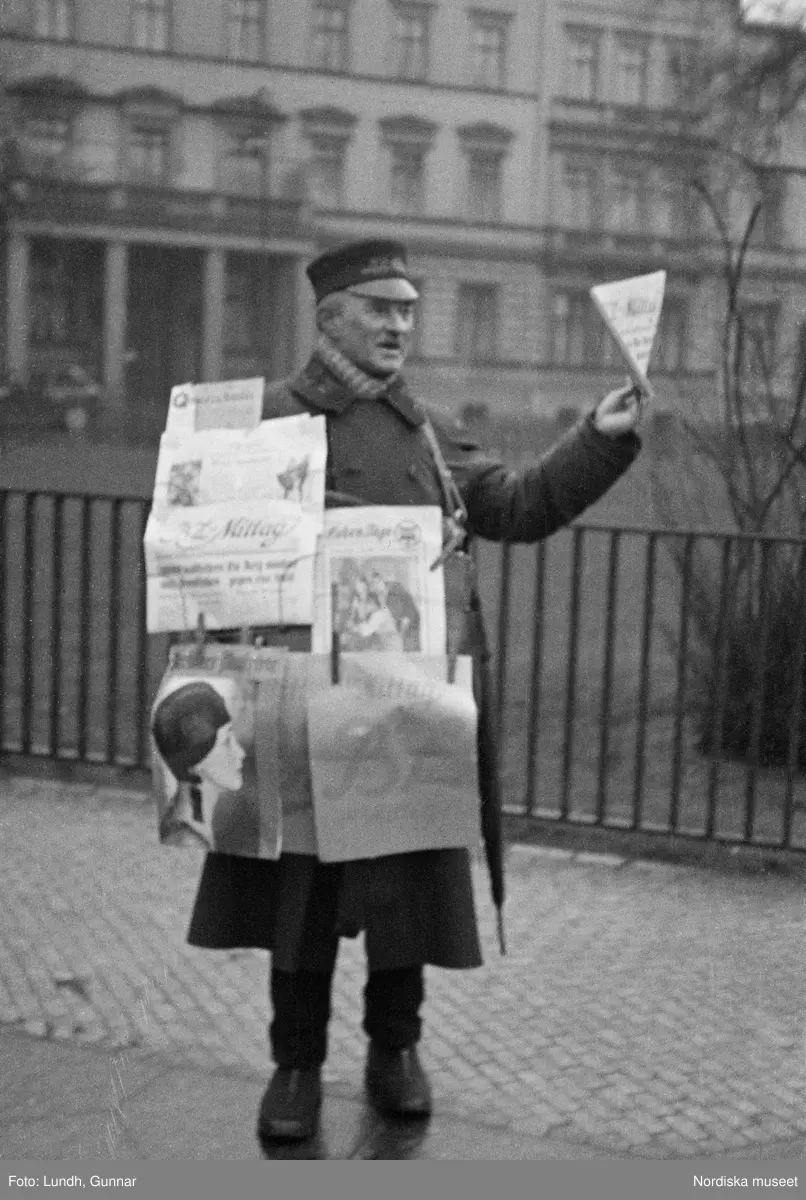 Motiv: Tyskland, Berlin, Tauentzienstrasse;
Exteriör av byggnad på natten med ljusskylt "Aschinger", nattbild av järnvägsstation, nattbild av gata med skyltar bland annat "Bar Restaurant Tanz Rio Rita", nattbild av gata med skyltfönster "Rosenthal", interiör med säng och sängbord med lampa, gatubild med två män som samtalar, gatubild i regn med en cyklistmed regncape, gatubild i regn med fotgängare och bilar, kvinnor arbetar vid en telefonväxel.

Motiv: Tyskland, Soc. dem. partikvinnor;
Ej kopierat.