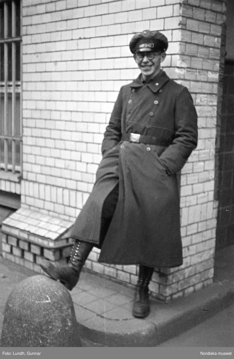 Motiv: Tyskland, Socialdem. partikvinnor;
Porträtt av en man i uniform "Reichsbannner".

Motiv: Tyskland, Socialdem. partikvinnor;
En man sopar skräp på gatan, en kvinna läser brev vid ett skrivbord.