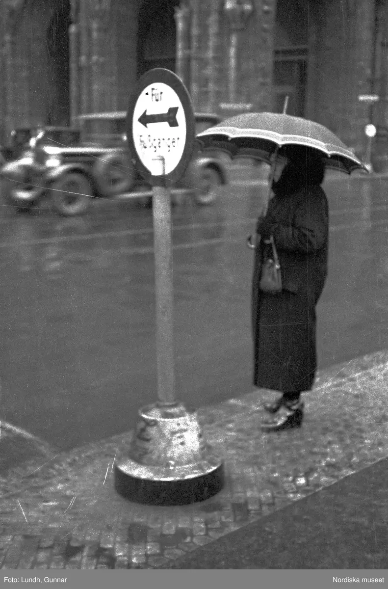 Motiv: Tyskland, Berlin, Tauentzienstrasse;
Exteriör av byggnad på natten med ljusskylt "Aschinger", nattbild av järnvägsstation, nattbild av gata med skyltar bland annat "Bar Restaurant Tanz Rio Rita", nattbild av gata med skyltfönster "Rosenthal", interiör med säng och sängbord med lampa, gatubild med två män som samtalar, gatubild i regn med en cyklistmed regncape, gatubild i regn med fotgängare och bilar, kvinnor arbetar vid en telefonväxel.

Motiv: Tyskland, Soc. dem. partikvinnor;
Ej kopierat.