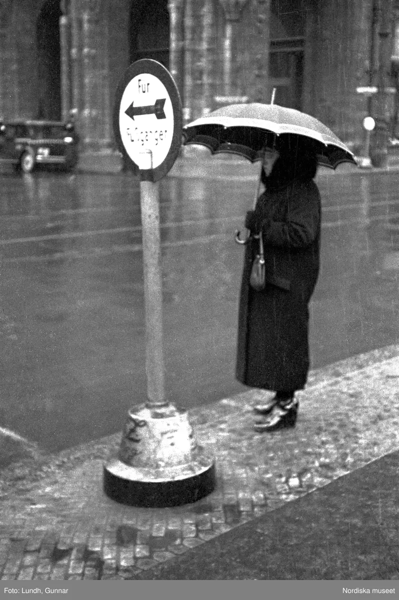 Motiv: Tyskland, Berlin, Tauentzienstrasse;
Exteriör av byggnad på natten med ljusskylt "Aschinger", nattbild av järnvägsstation, nattbild av gata med skyltar bland annat "Bar Restaurant Tanz Rio Rita", nattbild av gata med skyltfönster "Rosenthal", interiör med säng och sängbord med lampa, gatubild med två män som samtalar, gatubild i regn med en cyklistmed regncape, gatubild i regn med fotgängare och bilar, kvinnor arbetar vid en telefonväxel.

Motiv: Tyskland, Soc. dem. partikvinnor;
Ej kopierat.