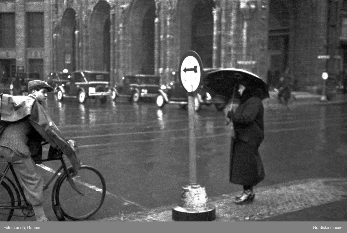 Motiv: Tyskland, Berlin, Tauentzienstrasse;
Exteriör av byggnad på natten med ljusskylt "Aschinger", nattbild av järnvägsstation, nattbild av gata med skyltar bland annat "Bar Restaurant Tanz Rio Rita", nattbild av gata med skyltfönster "Rosenthal", interiör med säng och sängbord med lampa, gatubild med två män som samtalar, gatubild i regn med en cyklistmed regncape, gatubild i regn med fotgängare och bilar, kvinnor arbetar vid en telefonväxel.

Motiv: Tyskland, Soc. dem. partikvinnor;
Ej kopierat.