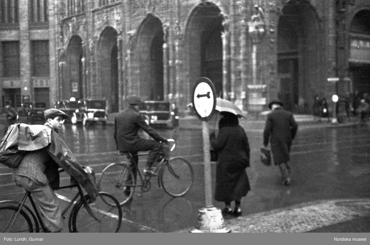 Motiv: Tyskland, Berlin, Tauentzienstrasse;
Exteriör av byggnad på natten med ljusskylt "Aschinger", nattbild av järnvägsstation, nattbild av gata med skyltar bland annat "Bar Restaurant Tanz Rio Rita", nattbild av gata med skyltfönster "Rosenthal", interiör med säng och sängbord med lampa, gatubild med två män som samtalar, gatubild i regn med en cyklistmed regncape, gatubild i regn med fotgängare och bilar, kvinnor arbetar vid en telefonväxel.

Motiv: Tyskland, Soc. dem. partikvinnor;
Ej kopierat.