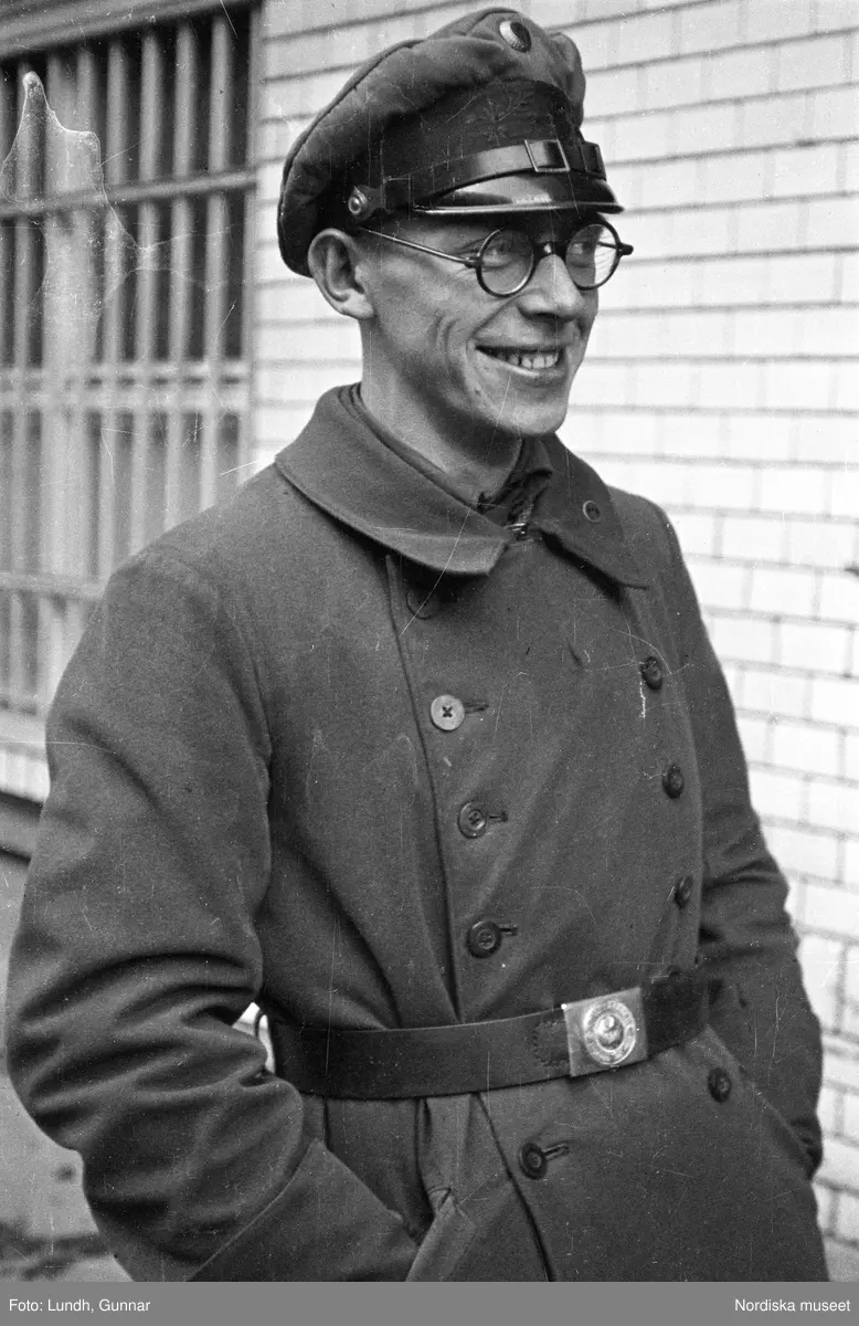 Motiv: Tyskland, Socialdem. partikvinnor;
Porträtt av en man i uniform "Reichsbannner".

Motiv: Tyskland, Socialdem. partikvinnor;
En man sopar skräp på gatan, en kvinna läser brev vid ett skrivbord.