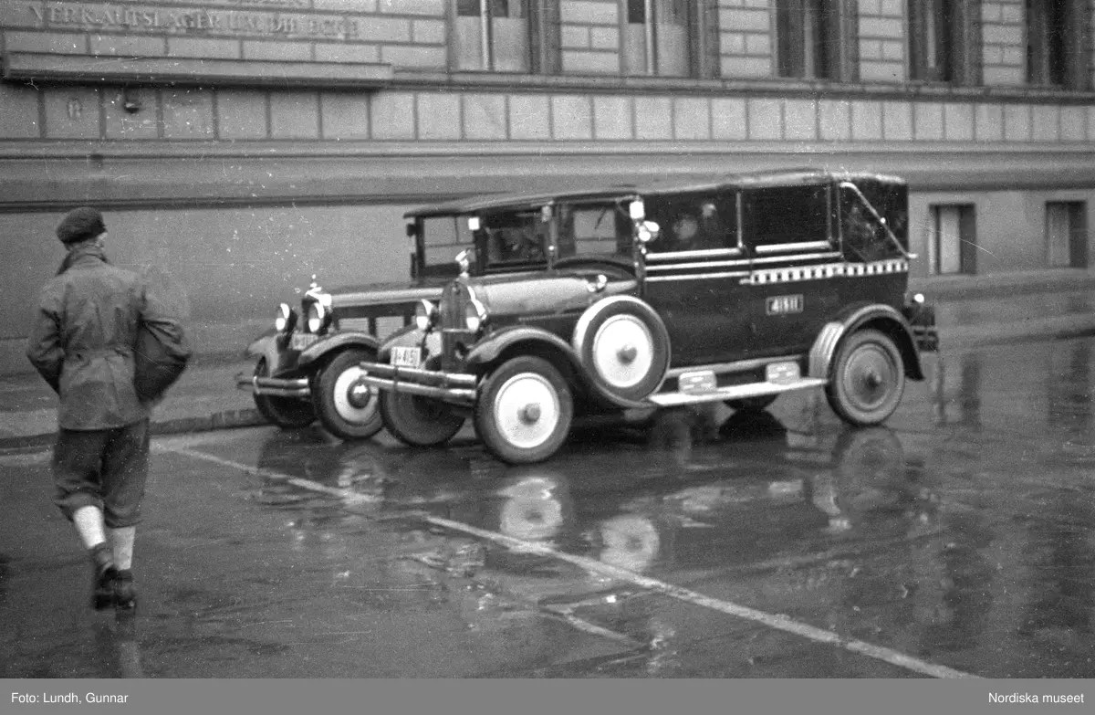 Motiv: Tyskland, Berlin, Tauentzienstrasse;
Exteriör av byggnad på natten med ljusskylt "Aschinger", nattbild av järnvägsstation, nattbild av gata med skyltar bland annat "Bar Restaurant Tanz Rio Rita", nattbild av gata med skyltfönster "Rosenthal", interiör med säng och sängbord med lampa, gatubild med två män som samtalar, gatubild i regn med en cyklistmed regncape, gatubild i regn med fotgängare och bilar, kvinnor arbetar vid en telefonväxel.

Motiv: Tyskland, Soc. dem. partikvinnor;
Ej kopierat.