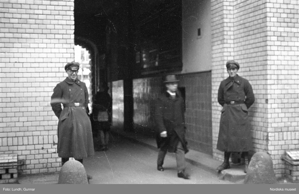 Motiv: Tyskland, Socialdem. partikvinnor;
Porträtt av en man i uniform "Reichsbannner".

Motiv: Tyskland, Socialdem. partikvinnor;
En man sopar skräp på gatan, en kvinna läser brev vid ett skrivbord.