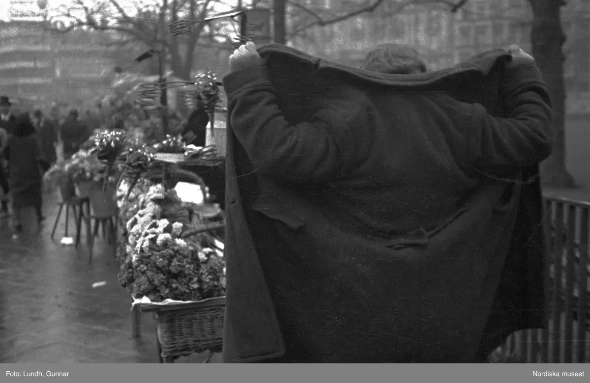 Motiv: Tyskland, Berlin, Tauentzienstrasse;
Exteriör av byggnad på natten med ljusskylt "Aschinger", nattbild av järnvägsstation, nattbild av gata med skyltar bland annat "Bar Restaurant Tanz Rio Rita", nattbild av gata med skyltfönster "Rosenthal", interiör med säng och sängbord med lampa, gatubild med två män som samtalar, gatubild i regn med en cyklistmed regncape, gatubild i regn med fotgängare och bilar, kvinnor arbetar vid en telefonväxel.

Motiv: Tyskland, Soc. dem. partikvinnor;
Ej kopierat.