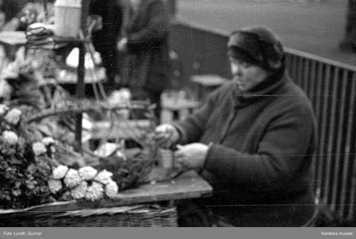 Motiv: Tyskland, Berlin, Tauentzienstrasse;
Exteriör av byggnad på natten med ljusskylt "Aschinger", nattbild av järnvägsstation, nattbild av gata med skyltar bland annat "Bar Restaurant Tanz Rio Rita", nattbild av gata med skyltfönster "Rosenthal", interiör med säng och sängbord med lampa, gatubild med två män som samtalar, gatubild i regn med en cyklistmed regncape, gatubild i regn med fotgängare och bilar, kvinnor arbetar vid en telefonväxel.

Motiv: Tyskland, Soc. dem. partikvinnor;
Ej kopierat.