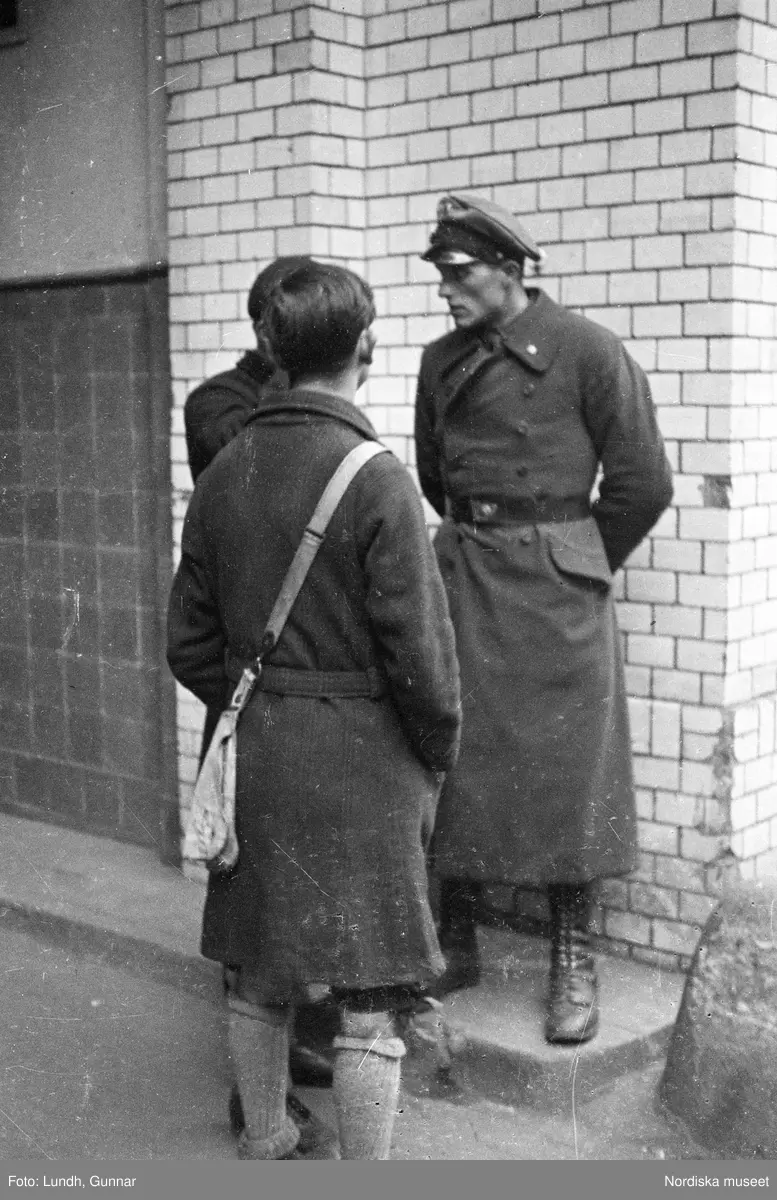 Motiv: Tyskland, Socialdem. partikvinnor;
Porträtt av en man i uniform "Reichsbannner".

Motiv: Tyskland, Socialdem. partikvinnor;
En man sopar skräp på gatan, en kvinna läser brev vid ett skrivbord.