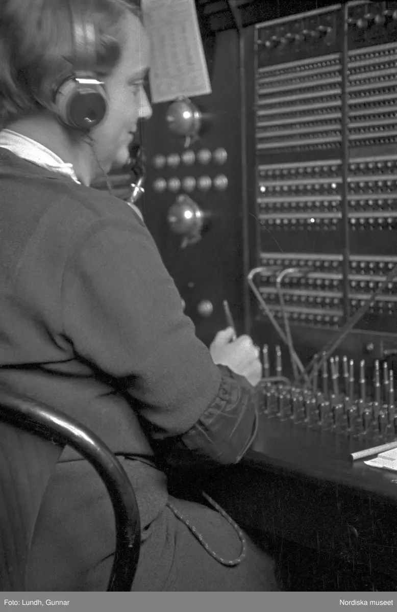 Motiv: Tyskland, Berlin, Tauentzienstrasse;
Exteriör av byggnad på natten med ljusskylt "Aschinger", nattbild av järnvägsstation, nattbild av gata med skyltar bland annat "Bar Restaurant Tanz Rio Rita", nattbild av gata med skyltfönster "Rosenthal", interiör med säng och sängbord med lampa, gatubild med två män som samtalar, gatubild i regn med en cyklistmed regncape, gatubild i regn med fotgängare och bilar, kvinnor arbetar vid en telefonväxel.

Motiv: Tyskland, Soc. dem. partikvinnor;
Ej kopierat.