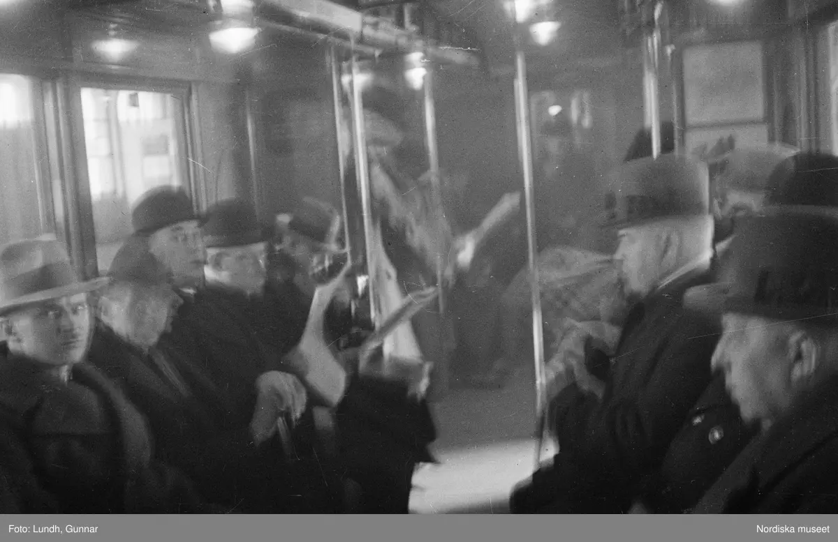 Motiv: Tyskland, Socialdem. partikvinnor;
Porträtt av en man i uniform "Reichsbannner".

Motiv: Tyskland, Socialdem. partikvinnor;
En man sopar skräp på gatan, en kvinna läser brev vid ett skrivbord.