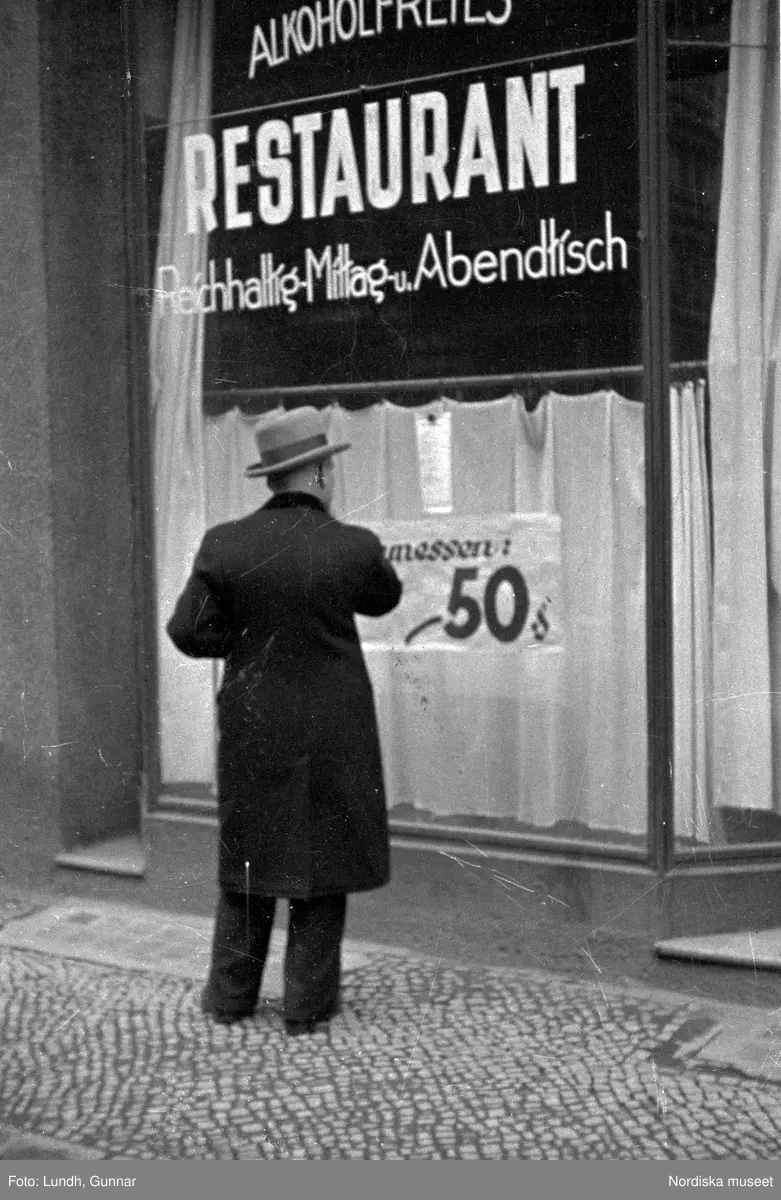 Motiv: Tyskland, Berlin, Tauentzienstrasse;
Exteriör av byggnad på natten med ljusskylt "Aschinger", nattbild av järnvägsstation, nattbild av gata med skyltar bland annat "Bar Restaurant Tanz Rio Rita", nattbild av gata med skyltfönster "Rosenthal", interiör med säng och sängbord med lampa, gatubild med två män som samtalar, gatubild i regn med en cyklistmed regncape, gatubild i regn med fotgängare och bilar, kvinnor arbetar vid en telefonväxel.

Motiv: Tyskland, Soc. dem. partikvinnor;
Ej kopierat.