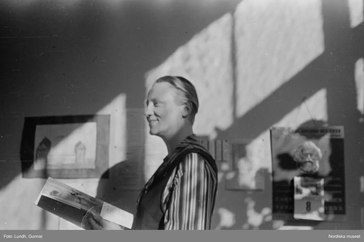 Motiv: Tyskland, Berlin, Tauentzienstrasse;
Exteriör av byggnad på natten med ljusskylt "Aschinger", nattbild av järnvägsstation, nattbild av gata med skyltar bland annat "Bar Restaurant Tanz Rio Rita", nattbild av gata med skyltfönster "Rosenthal", interiör med säng och sängbord med lampa, gatubild med två män som samtalar, gatubild i regn med en cyklistmed regncape, gatubild i regn med fotgängare och bilar, kvinnor arbetar vid en telefonväxel.

Motiv: Tyskland, Soc. dem. partikvinnor;
Ej kopierat.