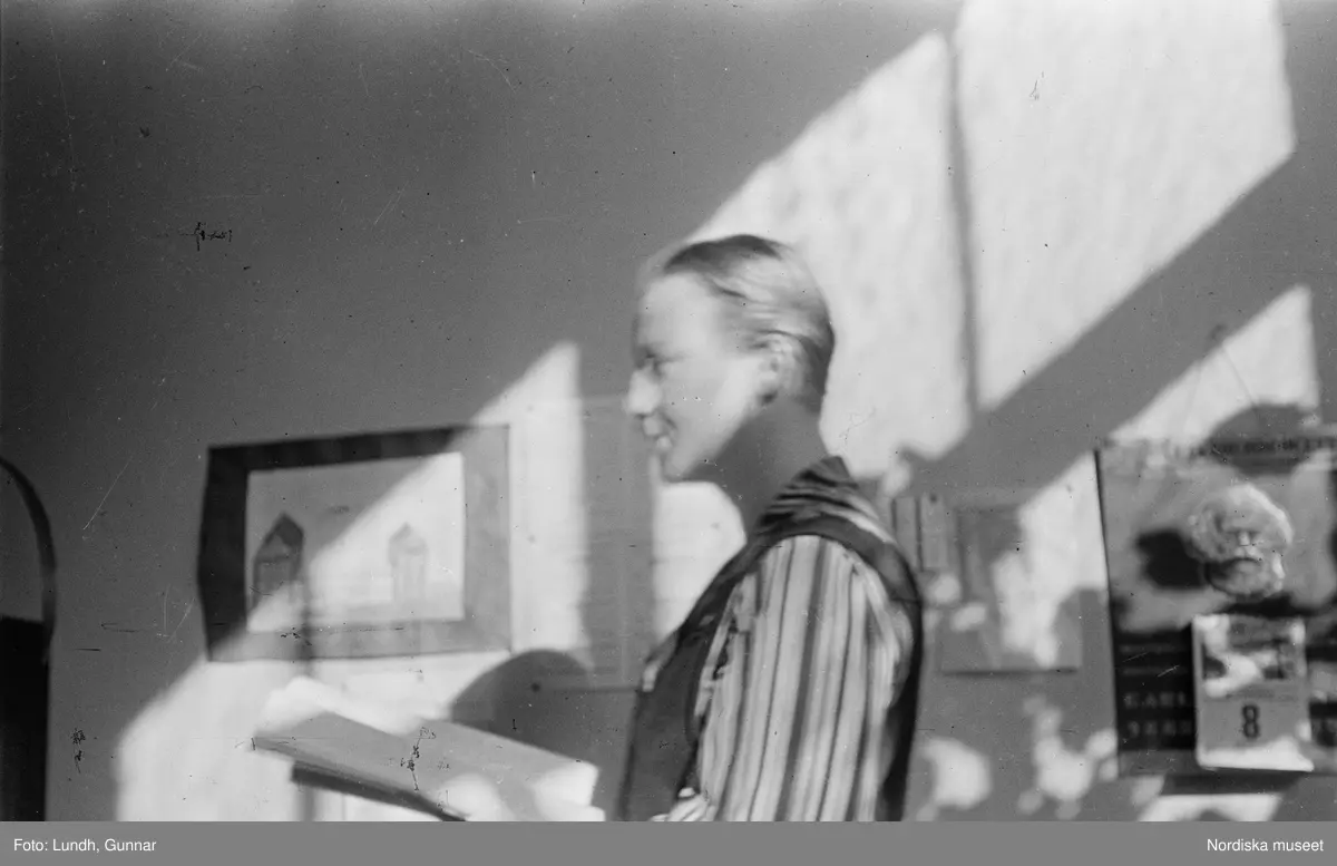 Motiv: Tyskland, Berlin, Tauentzienstrasse;
Exteriör av byggnad på natten med ljusskylt "Aschinger", nattbild av järnvägsstation, nattbild av gata med skyltar bland annat "Bar Restaurant Tanz Rio Rita", nattbild av gata med skyltfönster "Rosenthal", interiör med säng och sängbord med lampa, gatubild med två män som samtalar, gatubild i regn med en cyklistmed regncape, gatubild i regn med fotgängare och bilar, kvinnor arbetar vid en telefonväxel.

Motiv: Tyskland, Soc. dem. partikvinnor;
Ej kopierat.