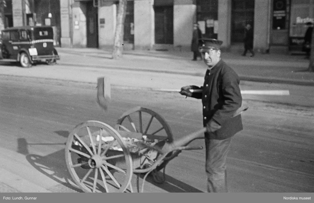 Motiv: Tyskland, Socialdem. partikvinnor;
Porträtt av en man i uniform "Reichsbannner".

Motiv: Tyskland, Socialdem. partikvinnor;
En man sopar skräp på gatan, en kvinna läser brev vid ett skrivbord.
