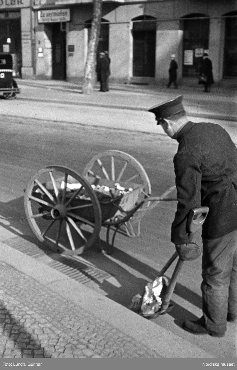 Motiv: Tyskland, Socialdem. partikvinnor;
Porträtt av en man i uniform "Reichsbannner".

Motiv: Tyskland, Socialdem. partikvinnor;
En man sopar skräp på gatan, en kvinna läser brev vid ett skrivbord.