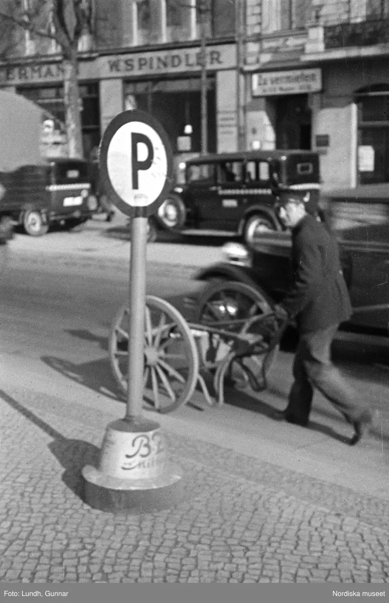 Motiv: Tyskland, Socialdem. partikvinnor;
Porträtt av en man i uniform "Reichsbannner".

Motiv: Tyskland, Socialdem. partikvinnor;
En man sopar skräp på gatan, en kvinna läser brev vid ett skrivbord.