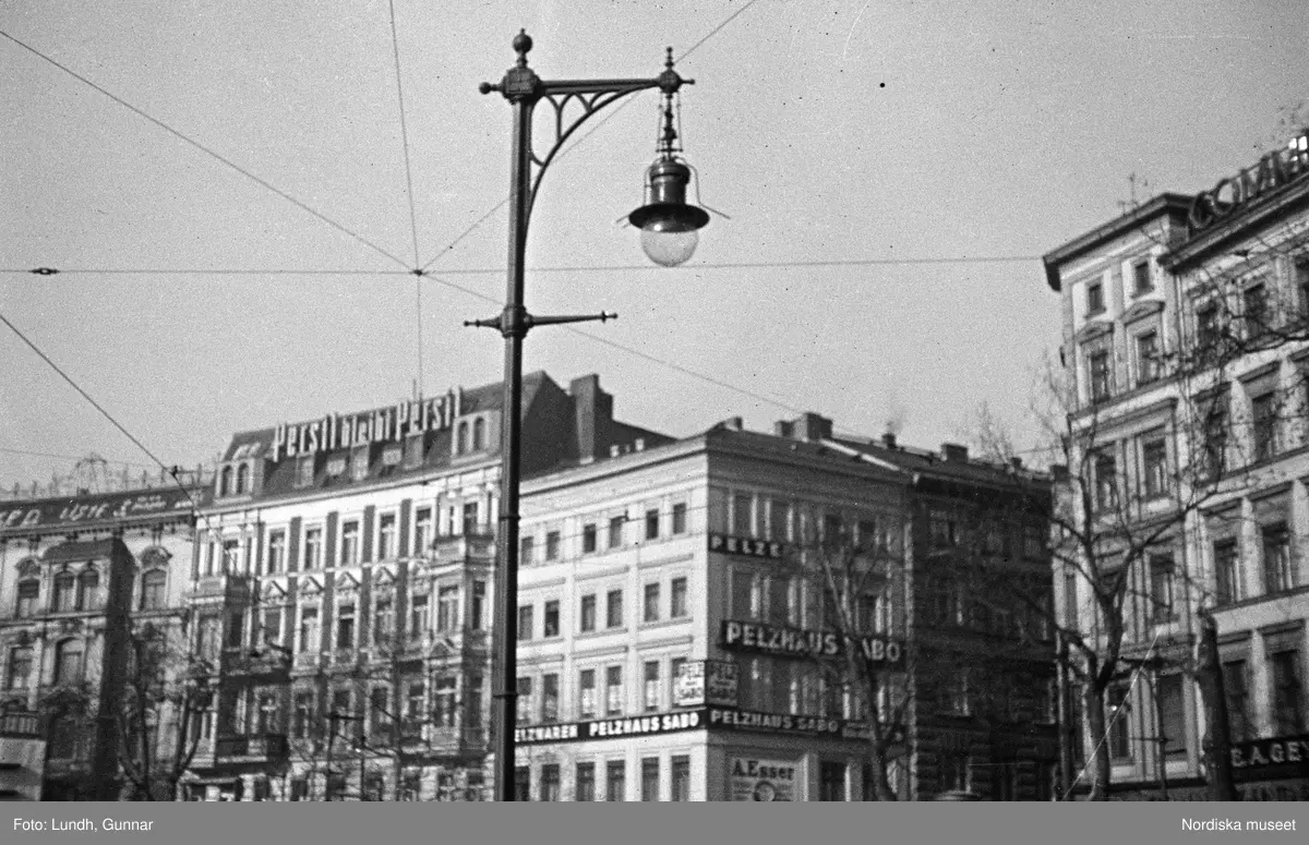 Motiv: Tyskland, Socialdem. partikvinnor;
Porträtt av en man i uniform "Reichsbannner".

Motiv: Tyskland, Socialdem. partikvinnor;
En man sopar skräp på gatan, en kvinna läser brev vid ett skrivbord.