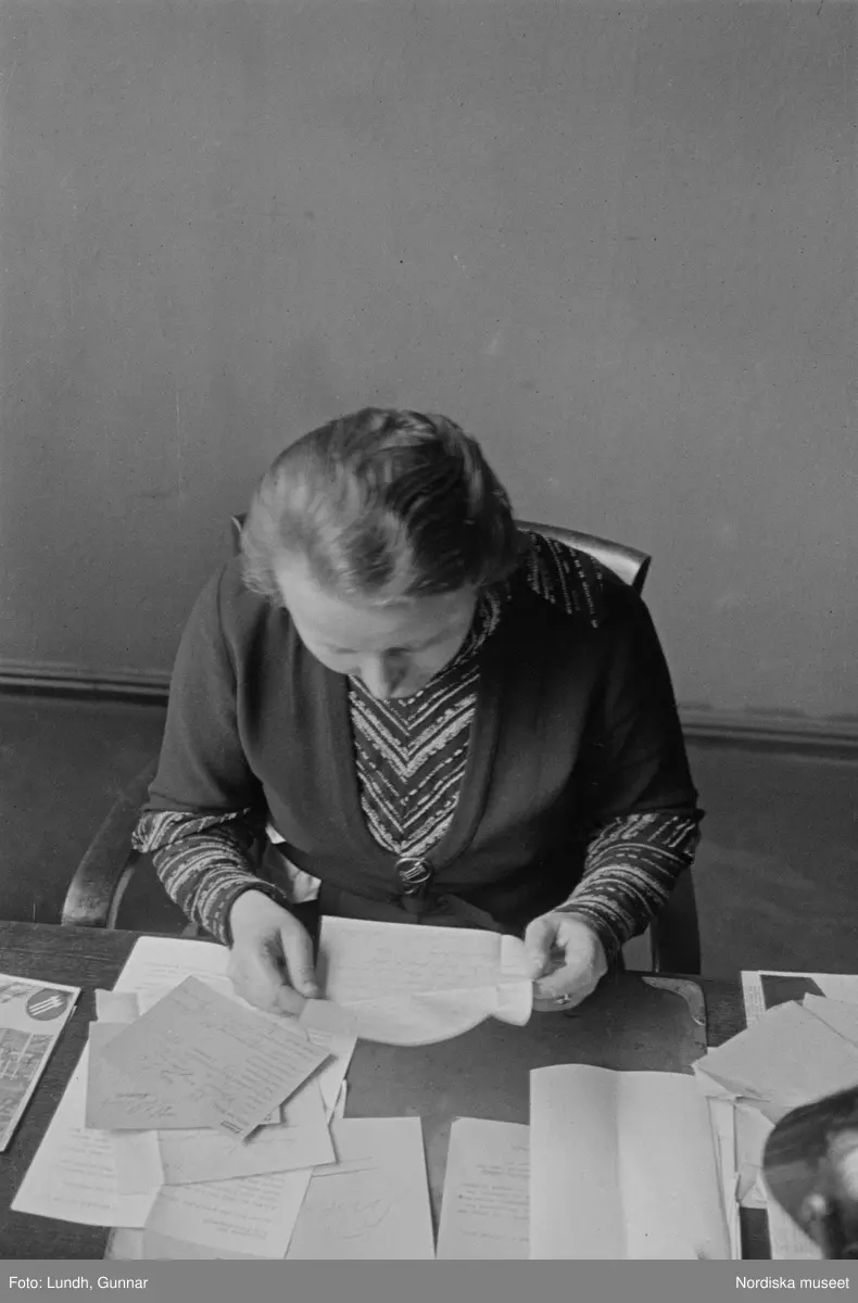 Motiv: Tyskland, Socialdem. partikvinnor;
Porträtt av en man i uniform "Reichsbannner".

Motiv: Tyskland, Socialdem. partikvinnor;
En man sopar skräp på gatan, en kvinna läser brev vid ett skrivbord.