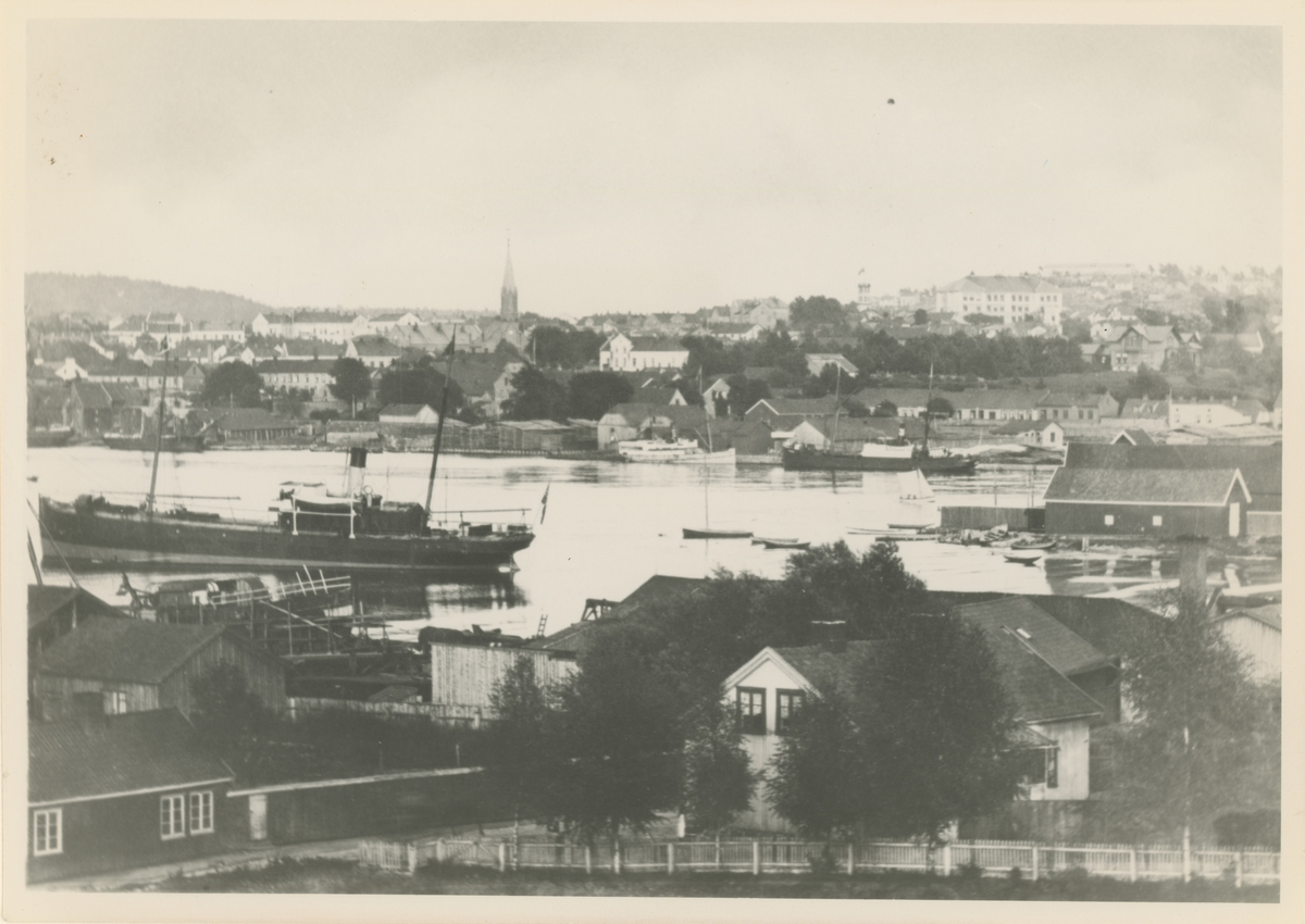 Mossesundet. Avfotografering av annet bilde.

Fotograf har stått ved Helgerødjordet.
Detaljer:	Nedre del av Moss sentrum, D/S Bastø, Vogt & Holst trelast, langs Verftsveien. Skip og seilbåter.