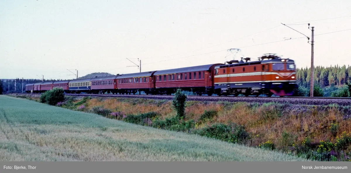 Nattog 1046 Stockholm-Oslo, trukket av elektriske lokomotiv Rc4, nord for Åbogen