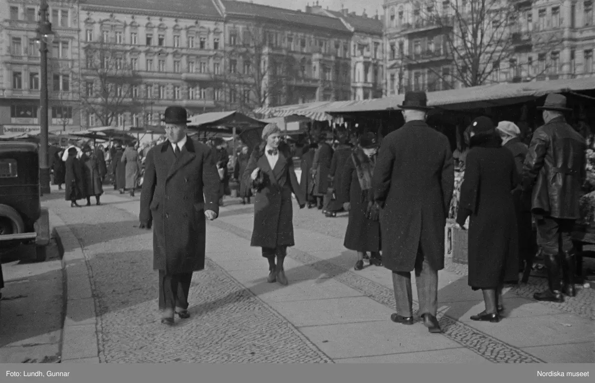 Motiv: Tyskland, Berlin;
Porträtt av en man "Tiller" som dricker ur ett glas.

Motiv: Tyskland, Berlin;
Utsikt från ett restaurangfönster över ett torg med torghandel, en man står vid ett försäljningsstånd med skylt "Sie husten nicht mehr!.....", gatuvy med en cyklist och en bil, gatuvy med bilar och en man som skjuter en kärra med text "G. Pabst Lack-Fabrik", skylt "Diese Villen sind im ganzen oder geteilt zu vermieten.....", grind med skyltar "Prof. Georg Klempener" "Professor Dr. A. Pinkuss", gatuvy med an man som samtalar med en kvinna, ett bord på gatan med böcker till försäljning, skylt "5 zimmer wohnung 1 etage auch geteilt per 1. april näheres b. wirt.", exteriör av byggnad med stor skylt på fasaden "Zu vermieten....", gatuvy med bilar - spårvagn - man med handkärra och en man som sopar gatan.