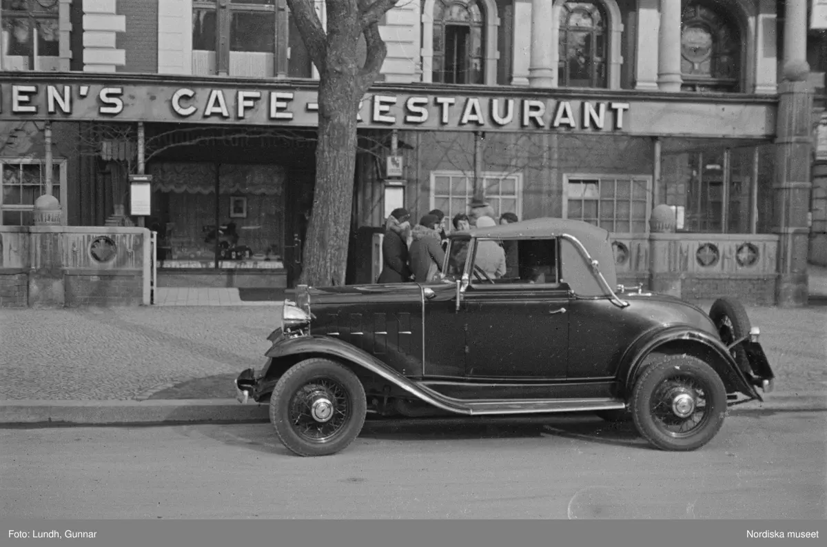 Motiv: Tyskland, Berlin;
Porträtt av en man "Tiller" som dricker ur ett glas.

Motiv: Tyskland, Berlin;
Utsikt från ett restaurangfönster över ett torg med torghandel, en man står vid ett försäljningsstånd med skylt "Sie husten nicht mehr!.....", gatuvy med en cyklist och en bil, gatuvy med bilar och en man som skjuter en kärra med text "G. Pabst Lack-Fabrik", skylt "Diese Villen sind im ganzen oder geteilt zu vermieten.....", grind med skyltar "Prof. Georg Klempener" "Professor Dr. A. Pinkuss", gatuvy med an man som samtalar med en kvinna, ett bord på gatan med böcker till försäljning, skylt "5 zimmer wohnung 1 etage auch geteilt per 1. april näheres b. wirt.", exteriör av byggnad med stor skylt på fasaden "Zu vermieten....", gatuvy med bilar - spårvagn - man med handkärra och en man som sopar gatan.