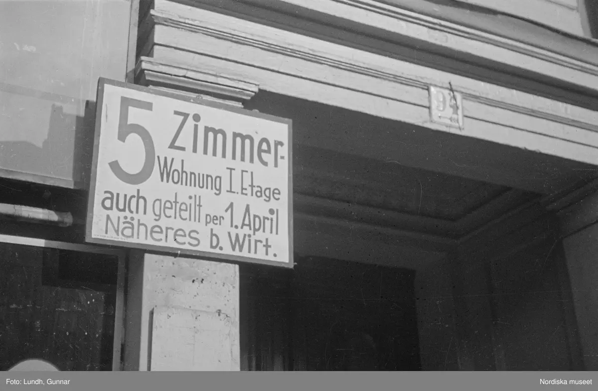 Motiv: Tyskland, Berlin;
Porträtt av en man "Tiller" som dricker ur ett glas.

Motiv: Tyskland, Berlin;
Utsikt från ett restaurangfönster över ett torg med torghandel, en man står vid ett försäljningsstånd med skylt "Sie husten nicht mehr!.....", gatuvy med en cyklist och en bil, gatuvy med bilar och en man som skjuter en kärra med text "G. Pabst Lack-Fabrik", skylt "Diese Villen sind im ganzen oder geteilt zu vermieten.....", grind med skyltar "Prof. Georg Klempener" "Professor Dr. A. Pinkuss", gatuvy med an man som samtalar med en kvinna, ett bord på gatan med böcker till försäljning, skylt "5 zimmer wohnung 1 etage auch geteilt per 1. april näheres b. wirt.", exteriör av byggnad med stor skylt på fasaden "Zu vermieten....", gatuvy med bilar - spårvagn - man med handkärra och en man som sopar gatan.