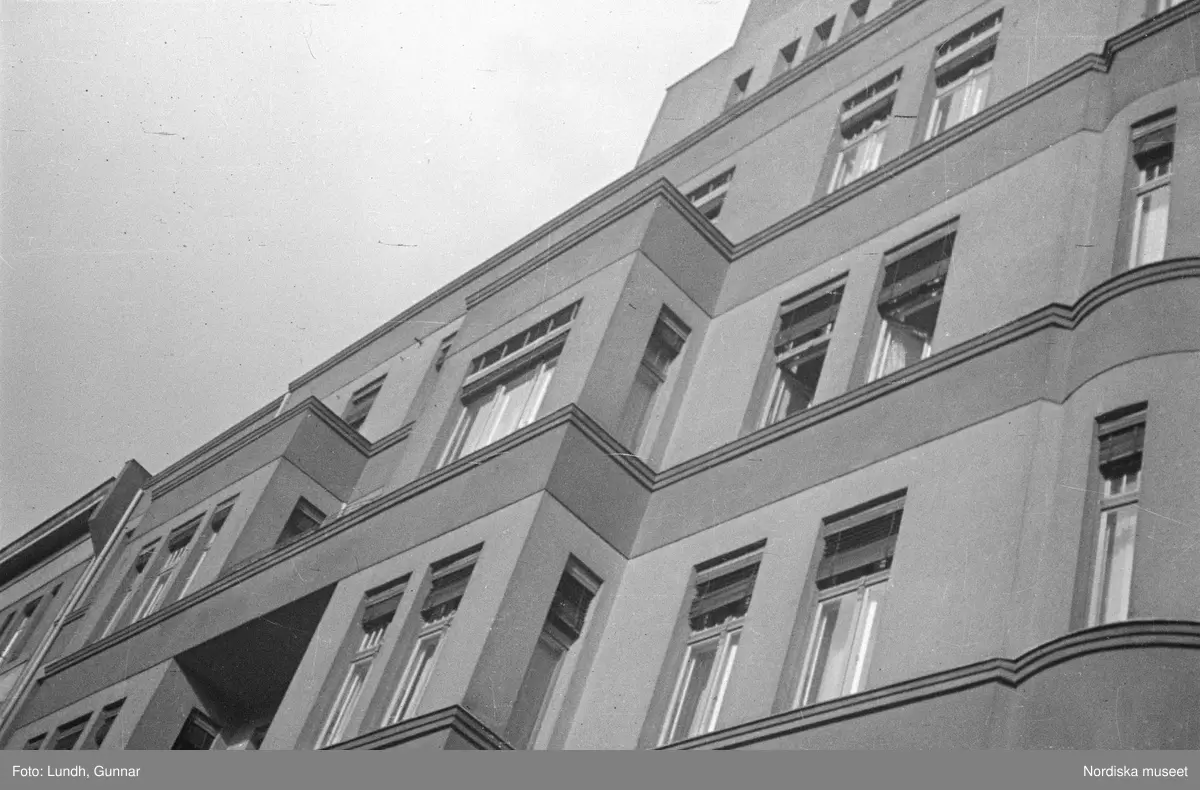Motiv: Tyskland, Berlin;
Porträtt av en man "Tiller" som dricker ur ett glas.

Motiv: Tyskland, Berlin;
Utsikt från ett restaurangfönster över ett torg med torghandel, en man står vid ett försäljningsstånd med skylt "Sie husten nicht mehr!.....", gatuvy med en cyklist och en bil, gatuvy med bilar och en man som skjuter en kärra med text "G. Pabst Lack-Fabrik", skylt "Diese Villen sind im ganzen oder geteilt zu vermieten.....", grind med skyltar "Prof. Georg Klempener" "Professor Dr. A. Pinkuss", gatuvy med an man som samtalar med en kvinna, ett bord på gatan med böcker till försäljning, skylt "5 zimmer wohnung 1 etage auch geteilt per 1. april näheres b. wirt.", exteriör av byggnad med stor skylt på fasaden "Zu vermieten....", gatuvy med bilar - spårvagn - man med handkärra och en man som sopar gatan.