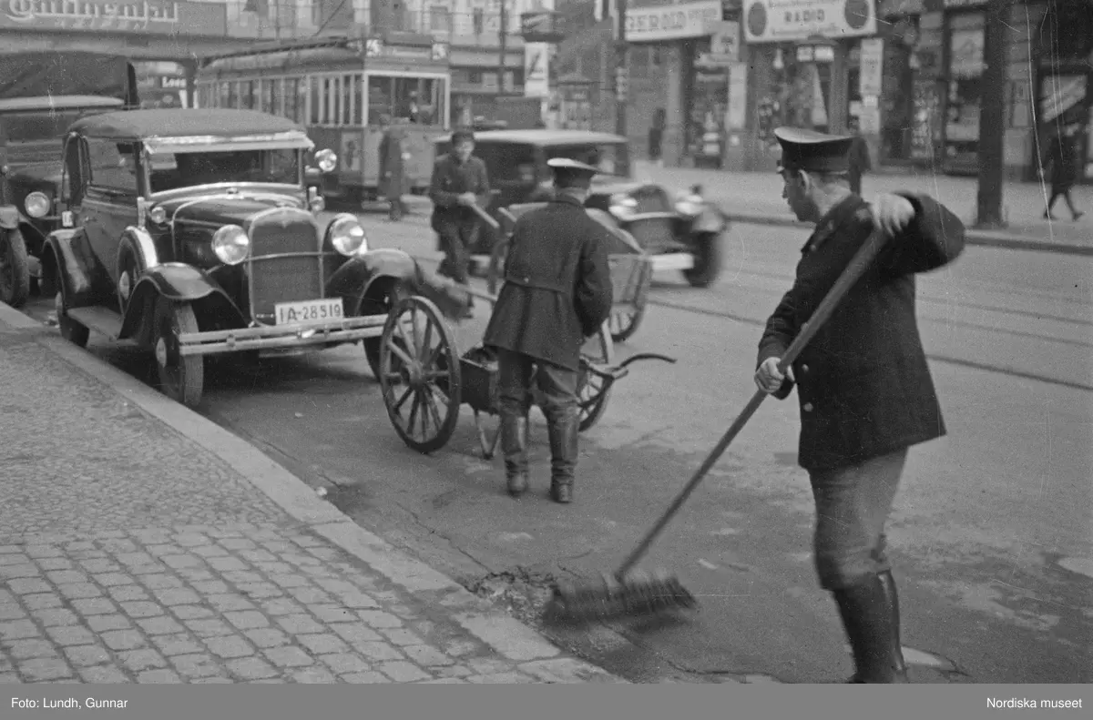 Motiv: Tyskland, Berlin;
Porträtt av en man "Tiller" som dricker ur ett glas.

Motiv: Tyskland, Berlin;
Utsikt från ett restaurangfönster över ett torg med torghandel, en man står vid ett försäljningsstånd med skylt "Sie husten nicht mehr!.....", gatuvy med en cyklist och en bil, gatuvy med bilar och en man som skjuter en kärra med text "G. Pabst Lack-Fabrik", skylt "Diese Villen sind im ganzen oder geteilt zu vermieten.....", grind med skyltar "Prof. Georg Klempener" "Professor Dr. A. Pinkuss", gatuvy med an man som samtalar med en kvinna, ett bord på gatan med böcker till försäljning, skylt "5 zimmer wohnung 1 etage auch geteilt per 1. april näheres b. wirt.", exteriör av byggnad med stor skylt på fasaden "Zu vermieten....", gatuvy med bilar - spårvagn - man med handkärra och en man som sopar gatan.