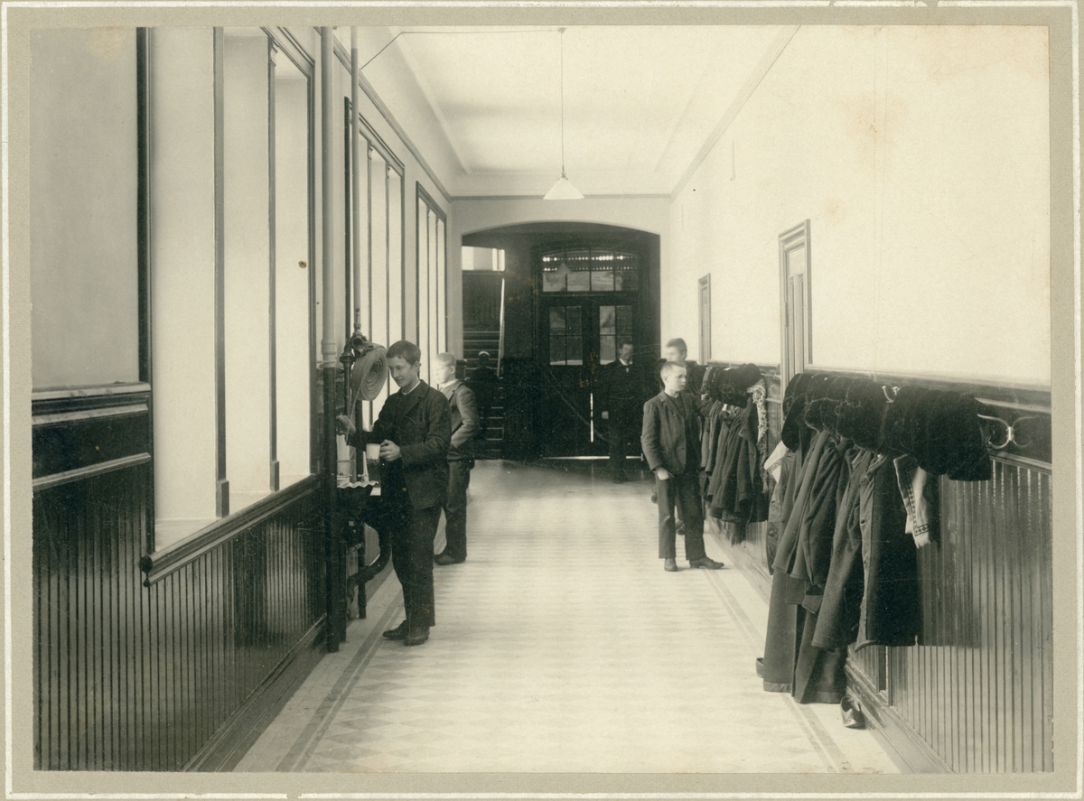 Vänersborg. Fjärde distriktets dövstumskola, senare Vänerskolann. Tvättkorridor ca 1910.