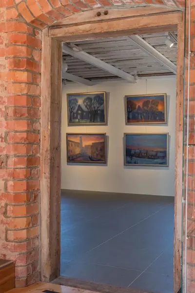 En kikk inn i galleriet fra kafeen. Malerier av Haakon Engelsen på veggen. Foto: Øivind Möller Bakken, MiA.