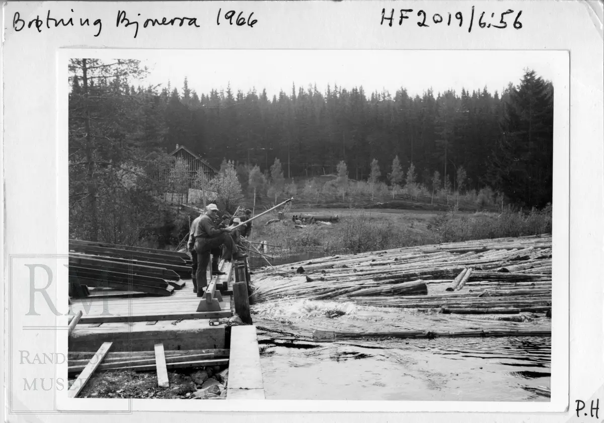 Fløtning i Bjoneelva i Bjonvassdraget. Fra Draget, via Østre Bjonevatnet, Bjonvassdammen, Østre Bjonelva, Haugtjern, Stilla og til Randsfjorden