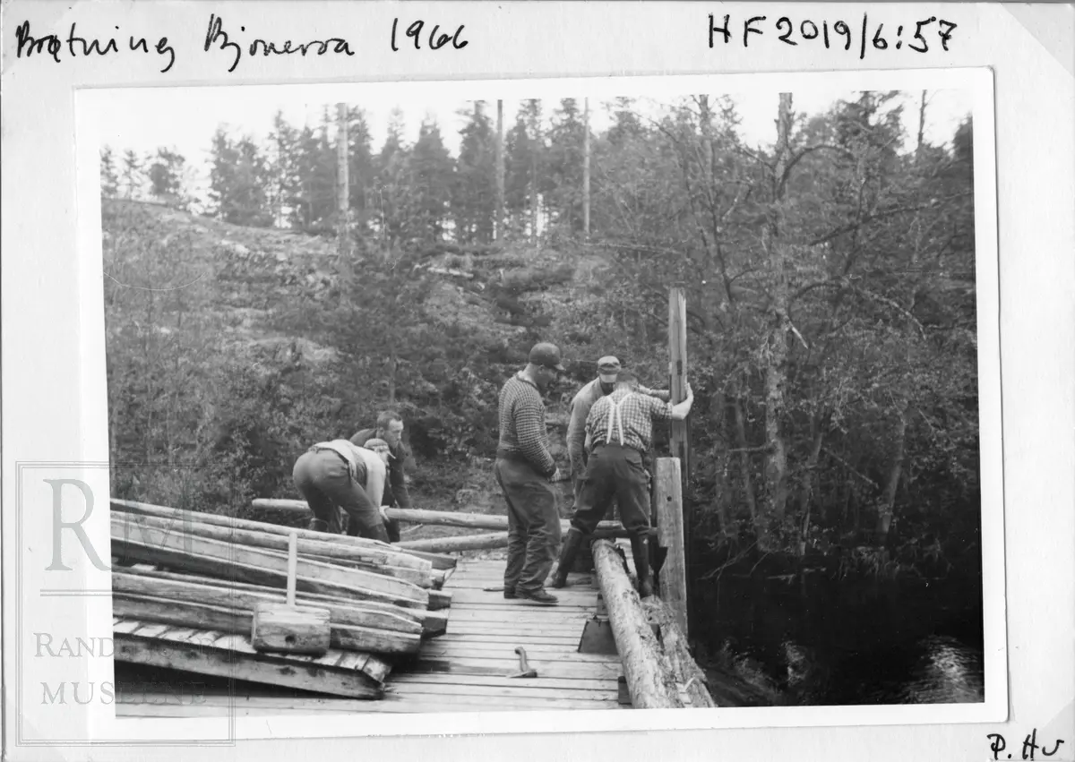 Fløtning i Bjoneelva i Bjonvassdraget. Fra Draget, via Østre Bjonevatnet, Bjonvassdammen, Østre Bjonelva, Haugtjern, Stilla og til Randsfjorden