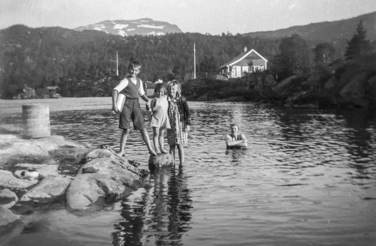 Bading i Vetlavatnet på Løyning. 