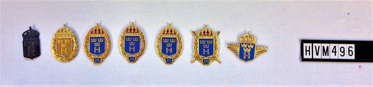 Sköld med kunglig krona. tre kronor(symbol). Lagerkrans, svärd infogas på äldre årtal.