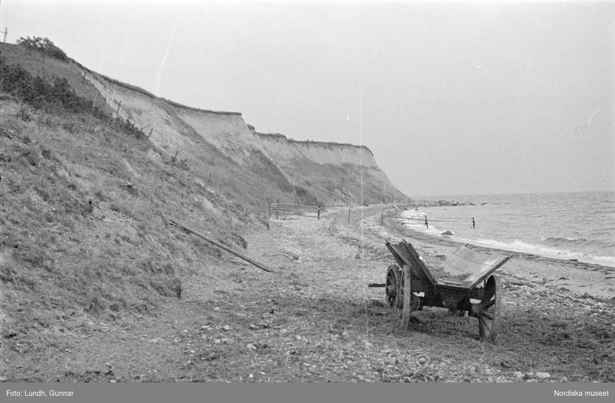 Motiv: Skåne, Ven;
Detalj av fartygsdäck.

Motiv: Skåne, Ven;
Blöt väg med hjulspår, landskapsvy med åker och träd, landskapsvy med strand och branter, vy över hamn med bebyggelse i bakgrunden.

Motiv: Skåne, Ven, Uranienborg;
Människor på däcket på ett fartyg som är i en hamn, vy över hamn med bebyggelse i bakgrunden, vy över strand med branter, en man står på ett hästdraget hölass och lassar in hö i en lada och en man på cykel står bredvid, landskapsvy med jordbruksredskap och träd, exteriör av bondgård, en flicka och en pojke vid en gårdspump, en person bär två hinkar, en grind och staket i silhuett, en park med ett brunnskar, detalj av en dörr, interiör av "Tyko Brahes museum" (Tycho Brahe), en skulptur.