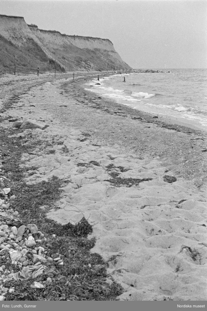 Motiv: Skåne, Ven;
Detalj av fartygsdäck.

Motiv: Skåne, Ven;
Blöt väg med hjulspår, landskapsvy med åker och träd, landskapsvy med strand och branter, vy över hamn med bebyggelse i bakgrunden.

Motiv: Skåne, Ven, Uranienborg;
Människor på däcket på ett fartyg som är i en hamn, vy över hamn med bebyggelse i bakgrunden, vy över strand med branter, en man står på ett hästdraget hölass och lassar in hö i en lada och en man på cykel står bredvid, landskapsvy med jordbruksredskap och träd, exteriör av bondgård, en flicka och en pojke vid en gårdspump, en person bär två hinkar, en grind och staket i silhuett, en park med ett brunnskar, detalj av en dörr, interiör av "Tyko Brahes museum" (Tycho Brahe), en skulptur.