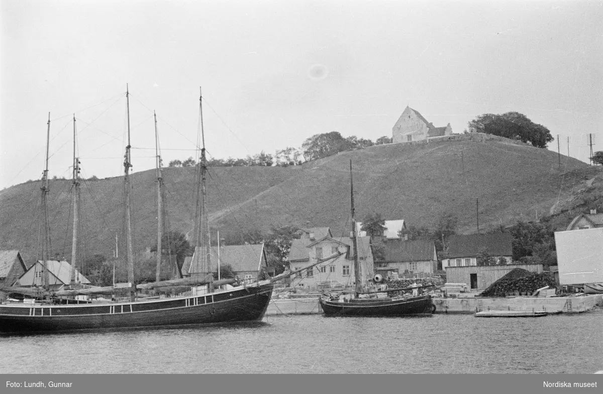 Motiv: Skåne, Ven;
Detalj av fartygsdäck.

Motiv: Skåne, Ven;
Blöt väg med hjulspår, landskapsvy med åker och träd, landskapsvy med strand och branter, vy över hamn med bebyggelse i bakgrunden.

Motiv: Skåne, Ven, Uranienborg;
Människor på däcket på ett fartyg som är i en hamn, vy över hamn med bebyggelse i bakgrunden, vy över strand med branter, en man står på ett hästdraget hölass och lassar in hö i en lada och en man på cykel står bredvid, landskapsvy med jordbruksredskap och träd, exteriör av bondgård, en flicka och en pojke vid en gårdspump, en person bär två hinkar, en grind och staket i silhuett, en park med ett brunnskar, detalj av en dörr, interiör av "Tyko Brahes museum" (Tycho Brahe), en skulptur.