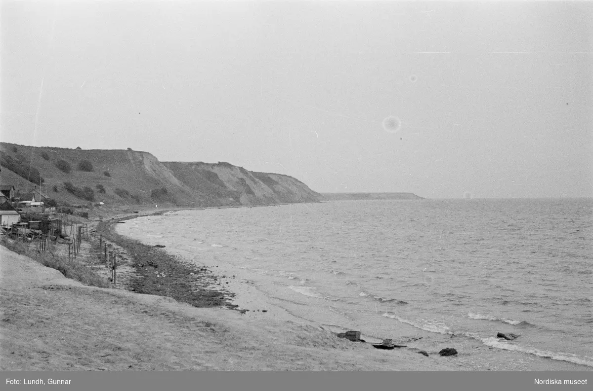 Motiv: Skåne, Ven;
Detalj av fartygsdäck.

Motiv: Skåne, Ven;
Blöt väg med hjulspår, landskapsvy med åker och träd, landskapsvy med strand och branter, vy över hamn med bebyggelse i bakgrunden.

Motiv: Skåne, Ven, Uranienborg;
Människor på däcket på ett fartyg som är i en hamn, vy över hamn med bebyggelse i bakgrunden, vy över strand med branter, en man står på ett hästdraget hölass och lassar in hö i en lada och en man på cykel står bredvid, landskapsvy med jordbruksredskap och träd, exteriör av bondgård, en flicka och en pojke vid en gårdspump, en person bär två hinkar, en grind och staket i silhuett, en park med ett brunnskar, detalj av en dörr, interiör av "Tyko Brahes museum" (Tycho Brahe), en skulptur.