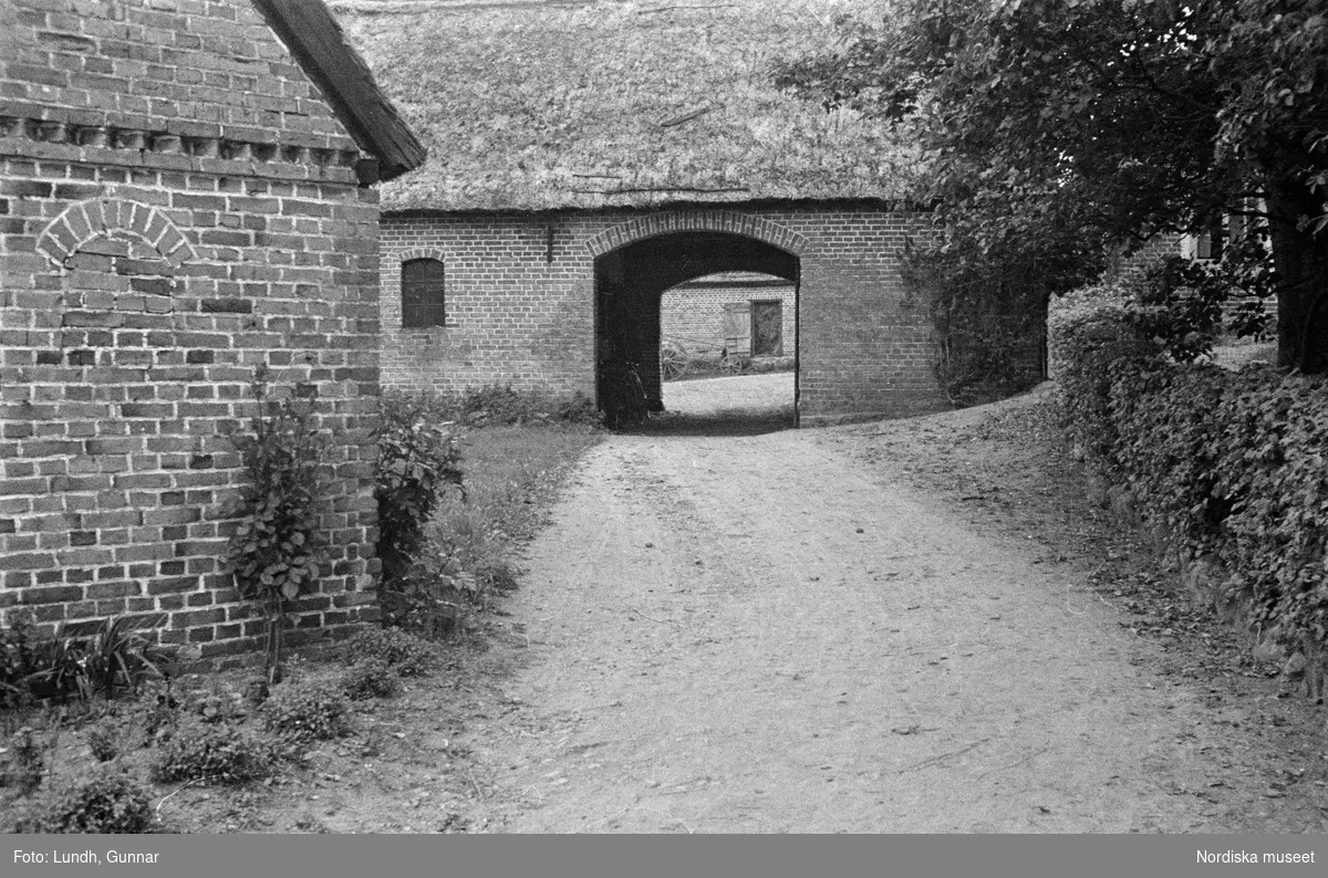 Motiv: Skåne, Ven;
Detalj av fartygsdäck.

Motiv: Skåne, Ven;
Blöt väg med hjulspår, landskapsvy med åker och träd, landskapsvy med strand och branter, vy över hamn med bebyggelse i bakgrunden.

Motiv: Skåne, Ven, Uranienborg;
Människor på däcket på ett fartyg som är i en hamn, vy över hamn med bebyggelse i bakgrunden, vy över strand med branter, en man står på ett hästdraget hölass och lassar in hö i en lada och en man på cykel står bredvid, landskapsvy med jordbruksredskap och träd, exteriör av bondgård, en flicka och en pojke vid en gårdspump, en person bär två hinkar, en grind och staket i silhuett, en park med ett brunnskar, detalj av en dörr, interiör av "Tyko Brahes museum" (Tycho Brahe), en skulptur.