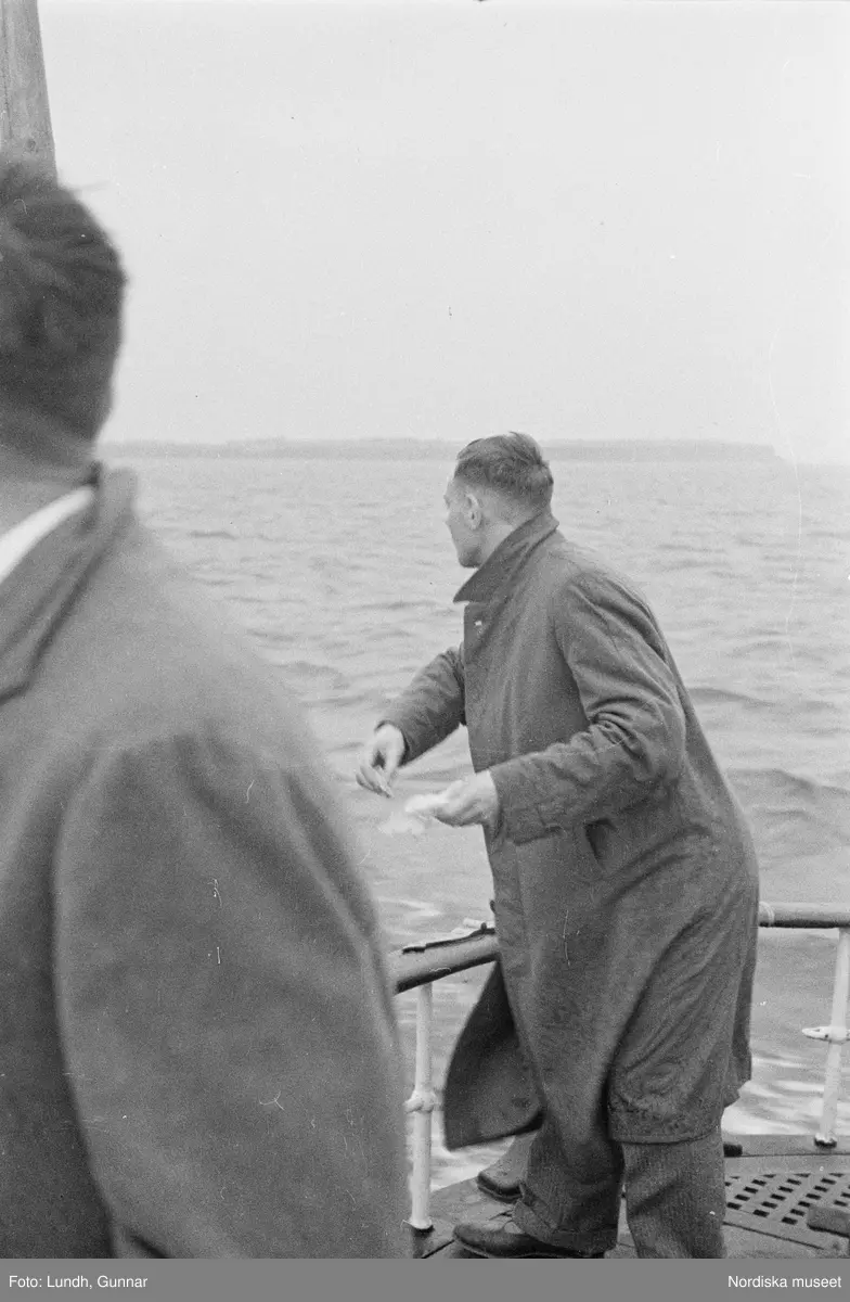 Motiv: Skåne, Malmö;
Fartyg på havet, vy över vattnet och kust med bebyggelse.

Motiv: Skåne, Ven;
Hamn med fartyg, en rykande skorsten, tre laggade kärl står på ett fartygsdäck, vy över hamn med båtar, fartygsdäck med trossar, män och en kvinna står på ett fartygsdäck,