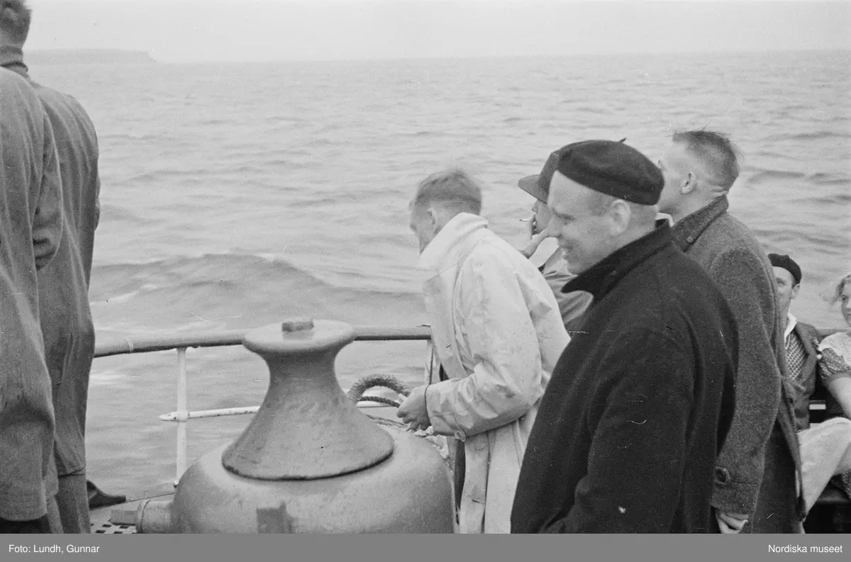 Motiv: Skåne, Malmö;
Fartyg på havet, vy över vattnet och kust med bebyggelse.

Motiv: Skåne, Ven;
Hamn med fartyg, en rykande skorsten, tre laggade kärl står på ett fartygsdäck, vy över hamn med båtar, fartygsdäck med trossar, män och en kvinna står på ett fartygsdäck,