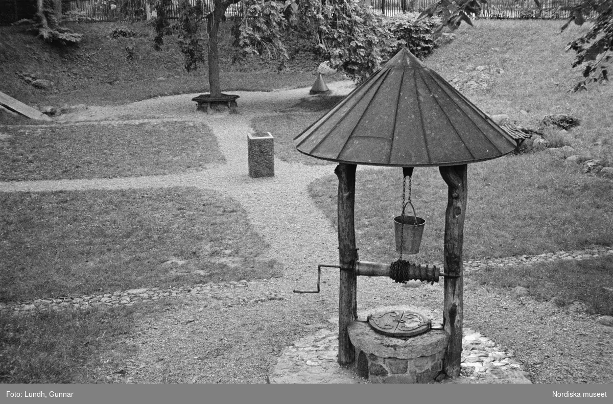 Motiv: Skåne, Ven;
Detalj av fartygsdäck.

Motiv: Skåne, Ven;
Blöt väg med hjulspår, landskapsvy med åker och träd, landskapsvy med strand och branter, vy över hamn med bebyggelse i bakgrunden.

Motiv: Skåne, Ven, Uranienborg;
Människor på däcket på ett fartyg som är i en hamn, vy över hamn med bebyggelse i bakgrunden, vy över strand med branter, en man står på ett hästdraget hölass och lassar in hö i en lada och en man på cykel står bredvid, landskapsvy med jordbruksredskap och träd, exteriör av bondgård, en flicka och en pojke vid en gårdspump, en person bär två hinkar, en grind och staket i silhuett, en park med ett brunnskar, detalj av en dörr, interiör av "Tyko Brahes museum" (Tycho Brahe), en skulptur.
