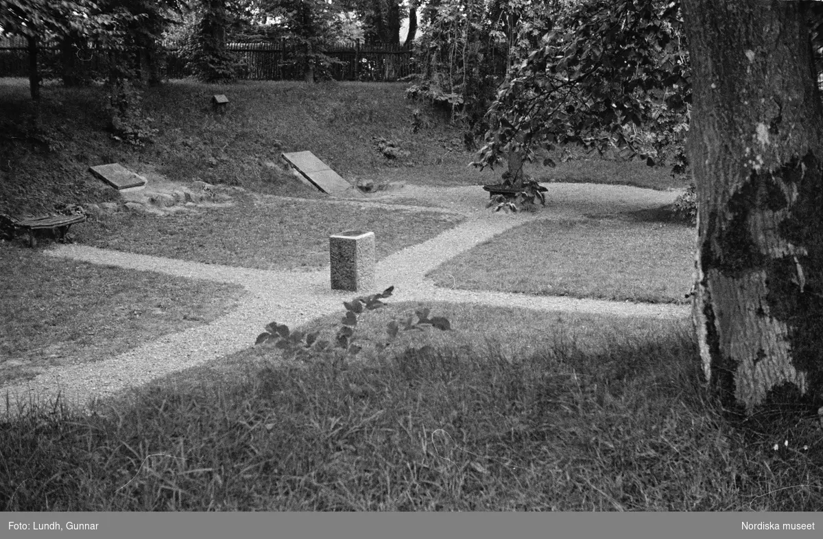 Motiv: Skåne, Ven;
Detalj av fartygsdäck.

Motiv: Skåne, Ven;
Blöt väg med hjulspår, landskapsvy med åker och träd, landskapsvy med strand och branter, vy över hamn med bebyggelse i bakgrunden.

Motiv: Skåne, Ven, Uranienborg;
Människor på däcket på ett fartyg som är i en hamn, vy över hamn med bebyggelse i bakgrunden, vy över strand med branter, en man står på ett hästdraget hölass och lassar in hö i en lada och en man på cykel står bredvid, landskapsvy med jordbruksredskap och träd, exteriör av bondgård, en flicka och en pojke vid en gårdspump, en person bär två hinkar, en grind och staket i silhuett, en park med ett brunnskar, detalj av en dörr, interiör av "Tyko Brahes museum" (Tycho Brahe), en skulptur.