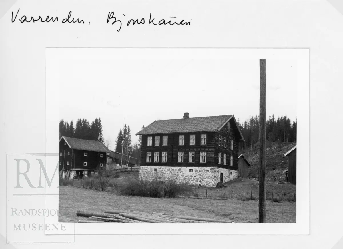 Vasseden gård ved Vestre Bjonvatnet. Gårdstun.