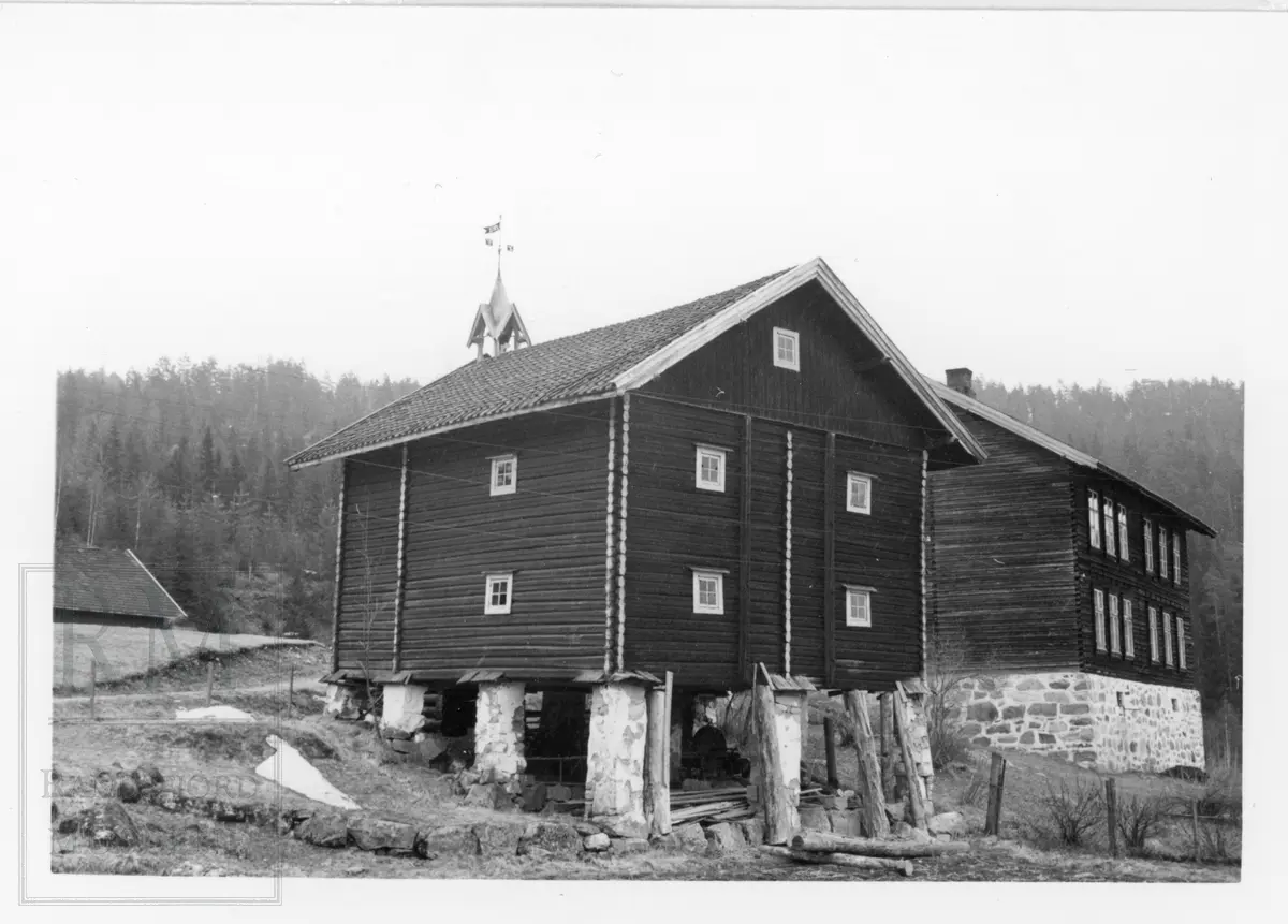 Vasseden gård ved Vestre Bjonvatnet. Gårdstun.