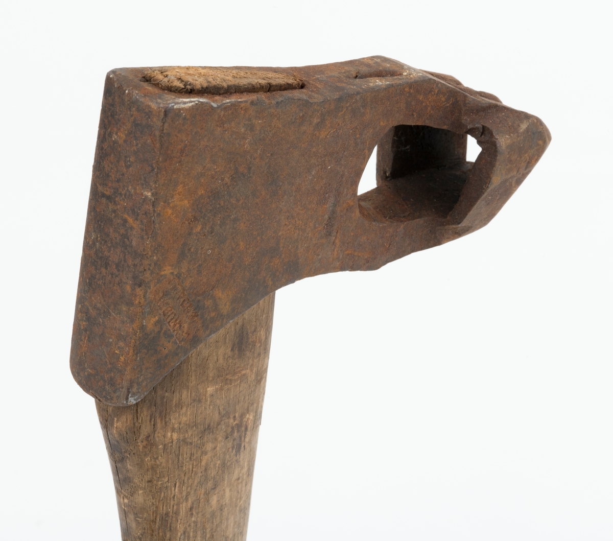 Øks - brukt til merking av fløtingstømmer i målings- og annammingsprosessen som foregikk langs vassdragene i overgangsfasen mellom vinter og vår, da tømmerstokkene etter måling formelt skiftet eier - fra skogeieren som hadde organisert hogst og framkjøring til sagbruk eller treforedlingsbedrift, som kjøpte tømmeret med sikte på videre bearbeiding til produkter som var salgbare på et større marked. 

Øksehodet (den smidde delen) er 14,2 centimeter høyt fra eggpartiet til nakken. Nakkedelen er 7,9 centimeter lang, 2,5 centimeter bred bakerst og 2,3 centimeter bred foran. Øksenakken er noenlunde plan i lengderetningen. På venstre side av den nedre delen av øksehodet (bladet) er det utsmidd en 3,5 centimeter høy «sko» med profilert, fasslipt egg. Denne eggen ble slått inn i yteveden på fløtingsvirket, der den etterlot seg en profilert forsenkning, et symbol som tjente som sorteringsgrunnlag ved lenseanleggene i den nedre delen av vassdraget. På denne øksa minner eggprofilen om omrisset av ei krone. På høyre side av øksehodet finner vi smedstempelet «K. KNUDSEN  MJØNDALEN» samt avbildninger av medaljer denne produsenten hadde oppnådd på utstillinger. Øksehodet er rustent og stempelet er vanskelig lesbart.

Denne øksa har et cirka 60 centimeter langt, noenlunde rett treskaft. Som økseskaft flest er det bredest i høyderetningen og smalest i bredderetningen i den fremre enden, der den er skjeftet. Den bakre delen av skaftet er mer rundoval. Den fremre skaftenden er kilet med en trekile som skulle redusere faren for at øksa løsnet fra skaftet under merkingsarbeidet. Det forkortete firmanavnet «KELL-PARTINGTON» er påført den venstre sida av skaftet (sett i øksebrukerens perspektiv) ved hjelp av svijernstempel. Dette indikerer at øksa har vært brukt til å merke tømmer som ble innkjøpt på vegne av The Kellner Partington Paper Pulp Co. Lim., et engelsk selskap som fram til 1918 eide Borregaard-fabrikken i Sarpsborg. Navnet fortsatte å figurere på merkekartene også etter at Borregaard fikk norsk eierskap, jfr. «Merkekart 1953 for Glommen» i Julius Nygaards skogalmanakk 1954. 

Litt generell informasjon om bruken av merkeøkser i skogbruket finnes under fanen «Opplysninger».