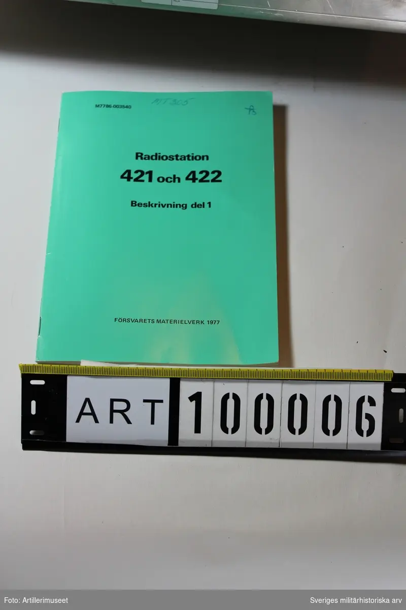 Radiostation 421 (Ra 421) M3955-421010

Sambandsutrustning i stridsfordon utgörs av en eller två Ra 42, antennanläggning, manöver- och lokaltelefonsystem, samt telehjälm. Telehjälm tilldelades besättningen som personlig utrustning. Samtliga stridsvagnar och pansarbandvagnar har installation för två Ra 421.

En amerikansk UK-radio (ultrakortvåg) avsedd för telefoni i VRC 12 serien, med beteckning
RT-246. Den var avsedd att användas i stridsfordon och har ett servosystem för automatisk
inställning av frekvensbestämmande komponenter i sändare och mottagare. Stationen kan även fjärrmanövreras.
I början av 1960-talet introducerades i USA en ny generation militära radiostationer, 1960 VRC- 12 (Ra 421 och Ra 422) och 1961 PRC-25 (Ra 145).
Köptes in till Sverige och fick beteckningen Ra 421.

Stationerna var försedda med ett frekvenssystem som gav mycket god frekvensnoggranhet vid sändning och mottagning och ett brett frekvensområde.
Stationen lämnar vid sändning en 150 Hz signal för manövrering av tonstyrd brusspärr hos motstationen t.ex Ra 145/146 och Ra 421/422.

Tekniska data
Frekvensomfång: 		30,00-75,95 MHz (920 kanaler)
  Band A: 			       30,00-52,95 MHz
  Band B: 			       53,00-75,95 MHz
Förinställda kanaler:		10st
Kanalavstånd:		        50 kHz
Modulation:			        Frekvensmodulering (FM)
Antenneffekt högeffekt:	40 W
   Lågeffekt:			        1-3 W
Brusblockering:		        Brus- eller tonreglerad (150 Hz)
Rörbestyckning:		        Halvledarbestyckad 
  Sändare: 			        2 st rör (driv- och slutsteg)
  Mottagare: 			        3 st rör (1:a HF-, 2:a HF- och blandarsteg)
Strömförsörjning:		25,5 V likspänning
Vikt:			                27 kg

Kuriosa:
I varje stridsvagn (Strv 74, 101,102 och 103) fanns två Ra 421.
I varje Pbv fanns en Ra 421, förutom i Epbv där det fanns tre Ra 421 och i Stripbv fyra stycken. 
I Armens organisation fanns vid denna tid hade åtta pansarförband, som satte upp sex pansarbrigader, där det ingick 113 Ra 421 i varje stridsvagnsbataljon, dessutom hade vi Gotlandsbrigaden och pansarförband i Övre Norrland. 
Det blev således en stor mängd Ra 421!


Beskrivningar
Radiostation 421 med manöver- och lokaltelefonsystem i stridsfordon. Beskrivning (1965).
Publ.nr: F671-1
Utrustning för Ra 42-stationer i stridsfordon och radiofordon. Beskrivning del II (1967). Publ.nr:S51
Radiostation 421 och 422. Beskrivning del 1 (1977). Publ.nr: M7786-003540
Radiostation 421 och 422. Beskrivning del 2 (1977). Publ.nr: M7787-002920
Radiostation 421 och 422. Reservdelskatalog (1980). Publ.nr: M7776-002460


Benämningssystem för radiostationer:
I slutet av 1940-talet infördes ett nytt system att benämna bl a arméns radiostationer. 
I stället för uteffekt och modellårsnummer tillkom följande system:
Beteckningssystem för radiostationer
Ra 100-199      Lätta bärbara batteridrivna stationer (förbindelse under marsch)
Ra 200-299      Tunga bärbara generatordrivna stationer (ingen förbindelse under marsch)
Ra 300-399      Stationer som i ej driftklart skick transporteras på fordon
Ra 400-499      Stationer i bandfordon (direkt driftklara).
Ra 500-599      Stationer i personbilar (direkt driftklara).
Ra 600-699      Tyngre stationer monterade i bussar och/eller släpvagnar 
Ra 700-799      Fasta stationer
Ra 800-899      Reserv. Ra 8xx blev senare beteckningen för Marinens radiostationer
Ra 900-999      Mottagare

Beteckningen anger:
Första siffran	transportsätt/kraftförsörjning
Andra siffran	viss stationstyp inom den ram som anges av första siffran
Tredje siffran 	utvecklingsnummer refererande till stationstyp som anges av andra siffran










Underlag till ”beskrivning” är i huvudsak hämtat ur Försvarets Historiska Telesamlingar
Armén, sammanställning över arméns lätta radiostationer under 1900-talet av
Sven Bertilsson och Thomas Hörstedt (Grön radio).
